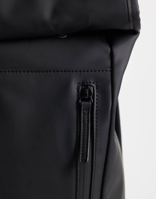 ASOS DESIGN - mochila negra de goma con cierre enrollable y clip, 3 de 5