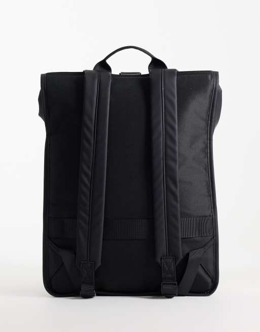ASOS DESIGN - mochila negra de goma con cierre enrollable y clip, 4 de 5
