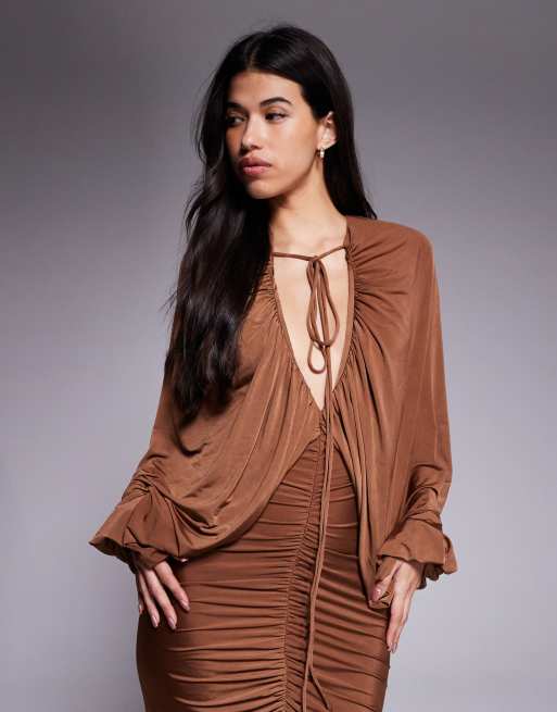 ASOS DESIGN – Mockabrun, åtsmitande maxiklänning med utsvängda ärmar och rysch, 4 av 4