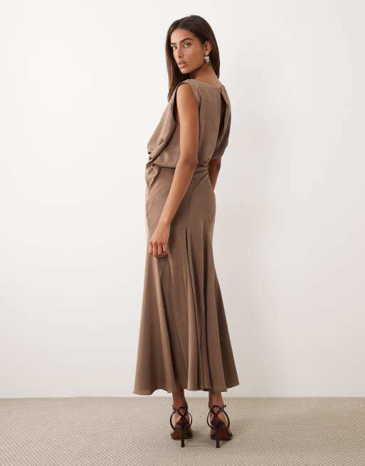 ASOS DESIGN – Mockabrun maxiklänning i satin med draperat liv, vid kjol och klockad kjol, 4 av 4