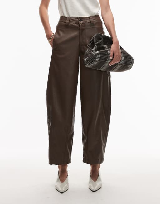 ASOS DESIGN – Mockabruna byxor i läderimitation med barrelben och dekorativ söm, 2 av 5