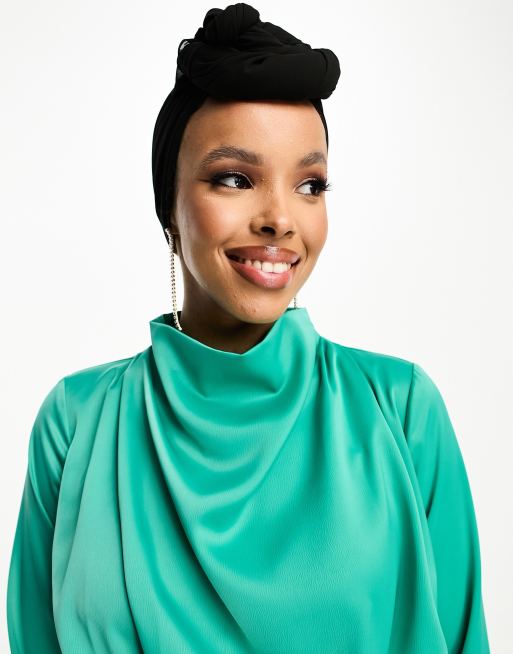 ASOS DESIGN Modest - Vestito lungo accollato in raso verde gioiello a pieghe con maniche lunghe, 2 di 4