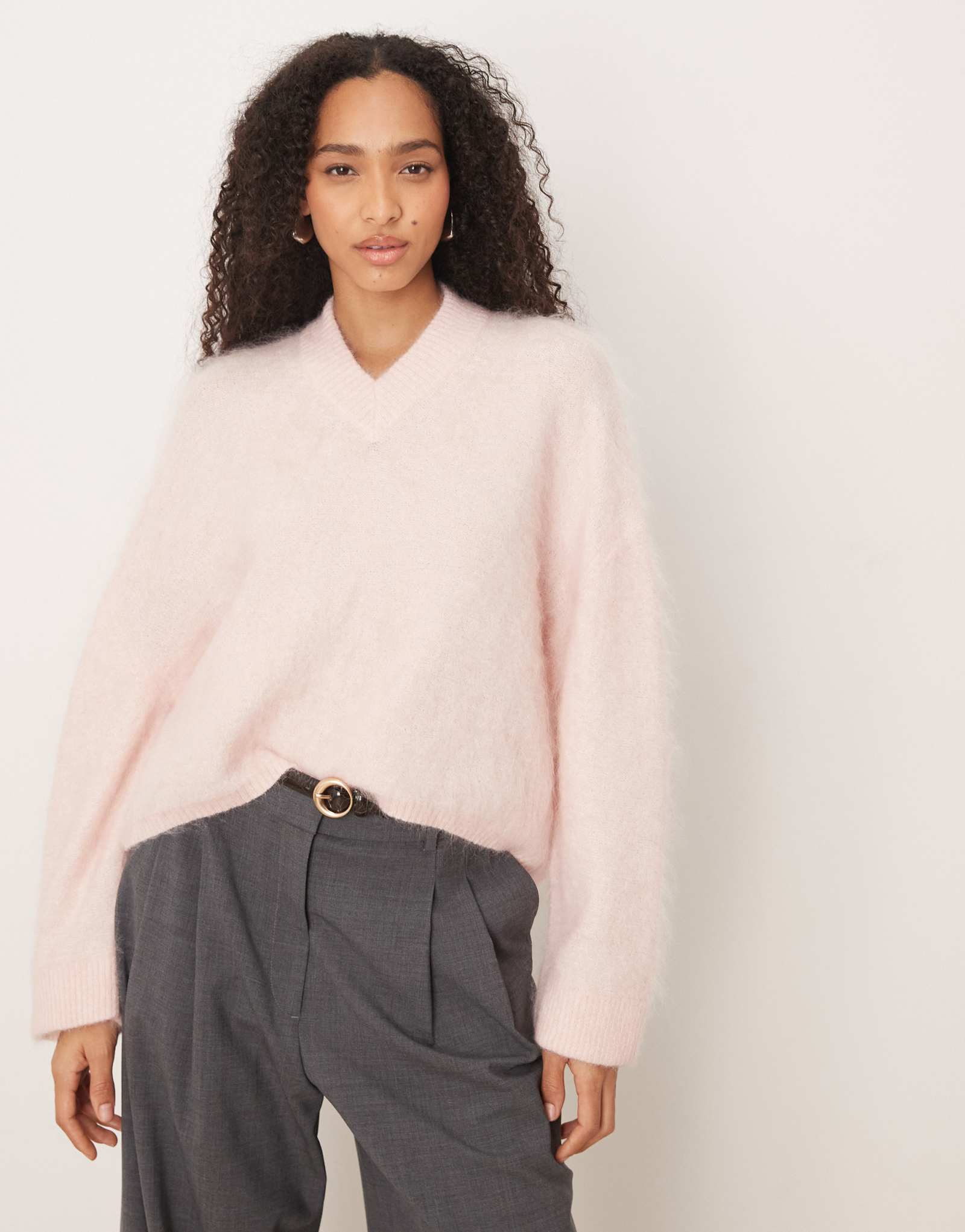 Дизайнерский мохеровый свитер ASOS с широким рукавом и V-образным вырезом розового цвета