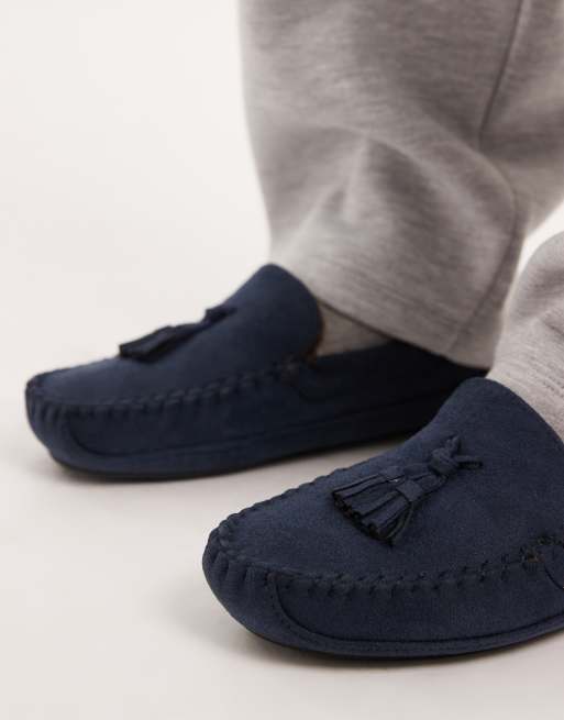 ASOS DESIGN – Mokassin-Hausschuhe in Marineblau mit Kunstpelzfutter und Bommel, 3 von 4