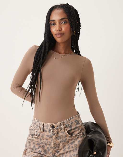 ASOS DESIGN - Mokkabrun og sømløs bodystocking med lange ærmer samt rund hals og formgivende effekt
