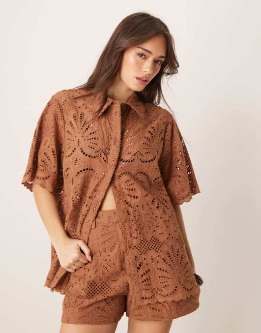 ASOS DESIGN - Mokkabrun premiumskjorte med broderi - Del af sæt