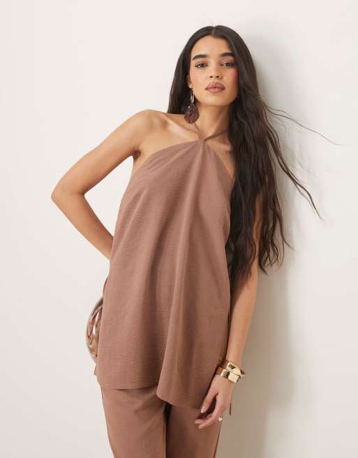 ASOS DESIGN - Mokkabrun skræddersyet flagrende top med halterneck - Del af sæt