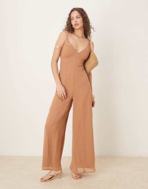 ASOS DESIGN - Mokkafarvet jumpsuit i chiffon med gennemsigtige paneler og V-hals - view 1
