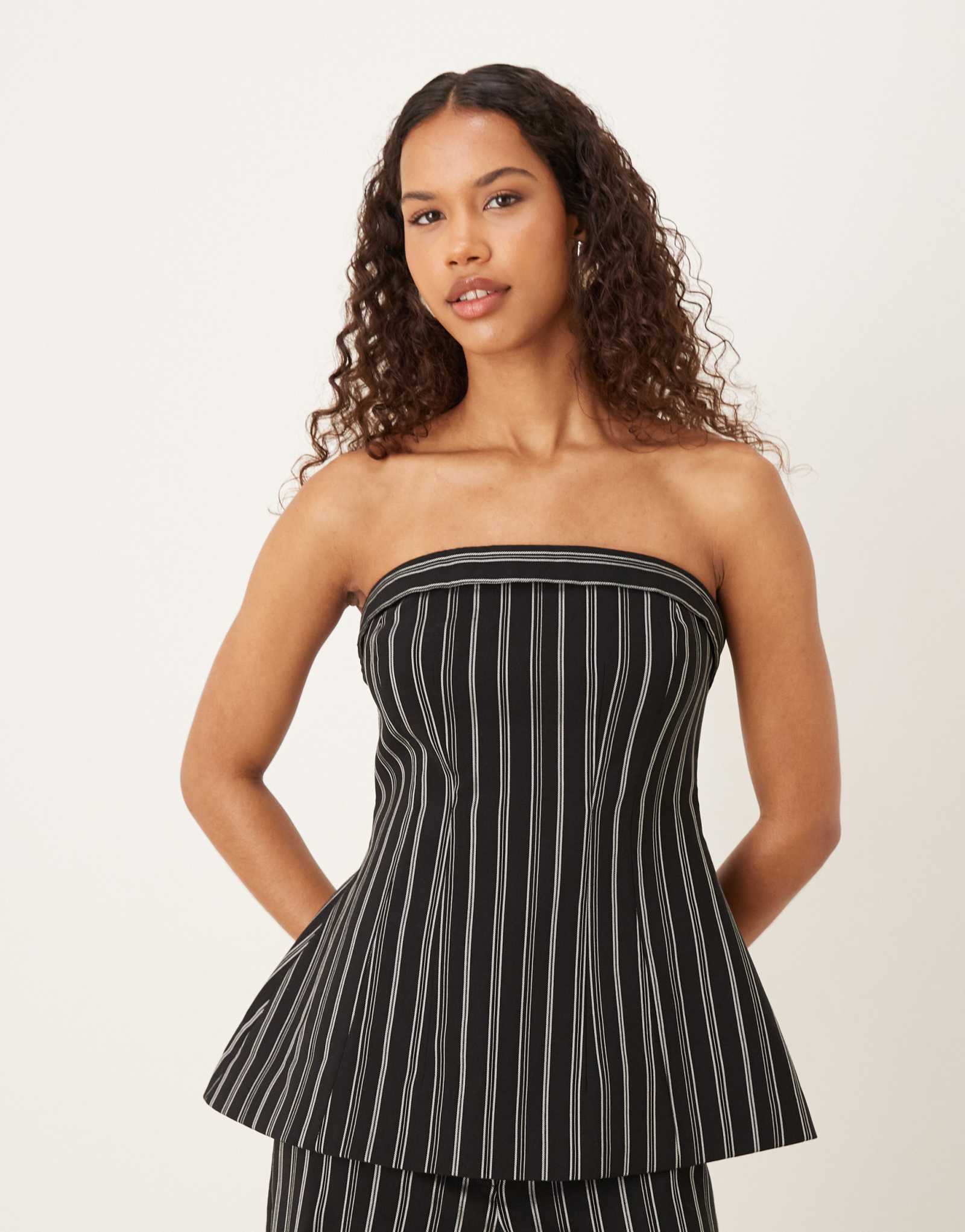 Облегающий топ-бандо на бедрах в черно-белую полоску от ASOS DESIGN - часть комплекта