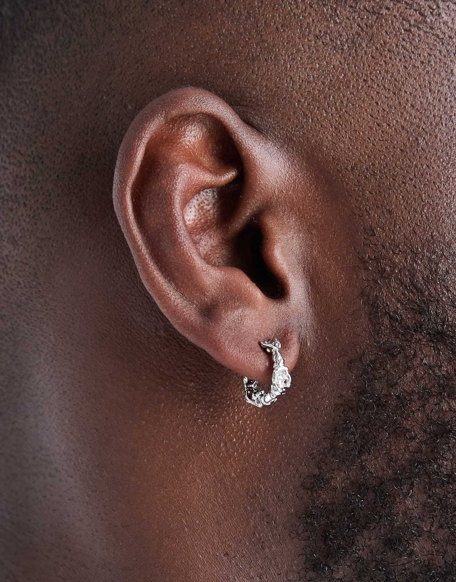 Серьги-кольца ASOS DESIGN с литой чеканкой серебристого оттенка