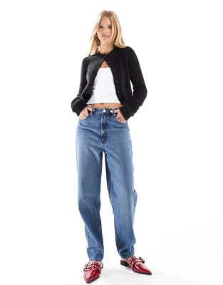 ASOS DESIGN - Mom-Jeans in Mittelblau mit hohem Bund