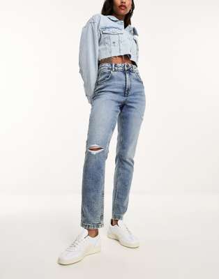 ASOS DESIGN - Mom-Jeans in Mittelblau mit schmalem Schnitt und Riss