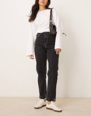 ASOS DESIGN - Mom-Jeans in schwarzer Waschung mit Kontrastnaht