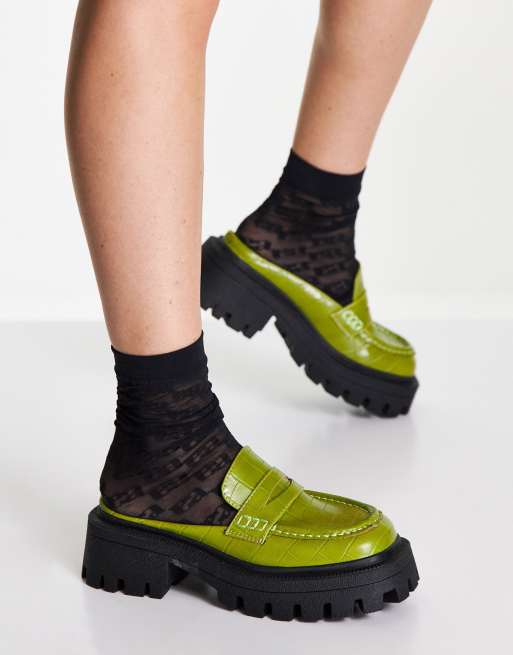ASOS DESIGN – Moment – Flache Pantoletten in grünem Kroko mit dicker Sohle