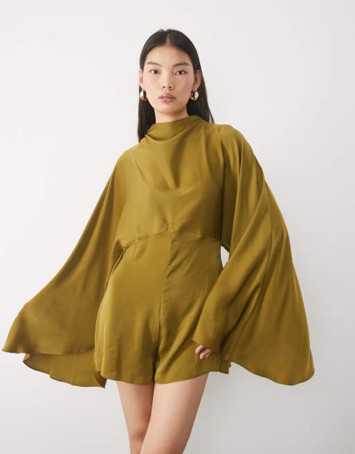 ASOS DESIGN mono corto satinado con manga murciélago extralarga en verde oliva, 2 de 5