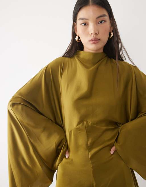 ASOS DESIGN mono corto satinado con manga murciélago extralarga en verde oliva, 3 de 5