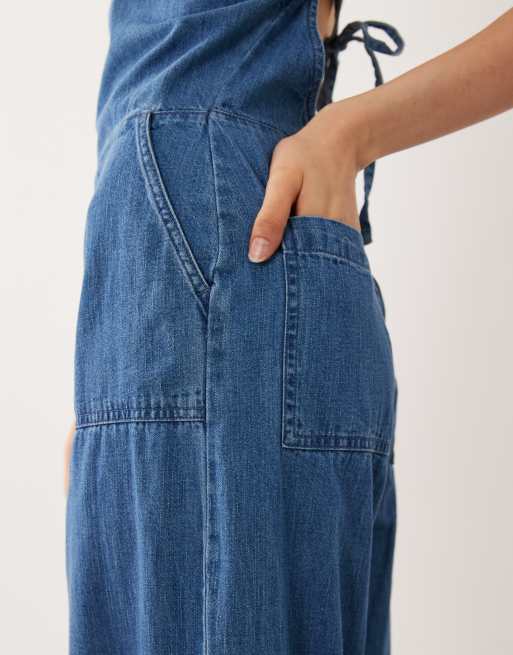 ASOS DESIGN - Mono vaquero largo con lavado medio, cuello halter y bolsillos de parche, 3 de 4
