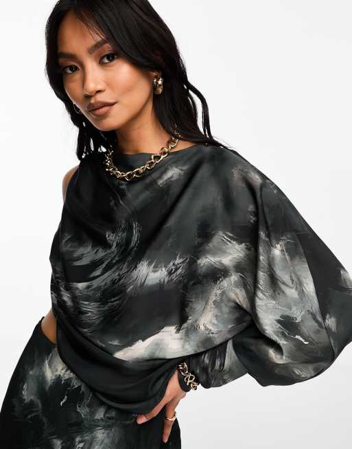 ASOS DESIGN - Monokrom draperet oneshoulder-maxikjole i satin med skråtskåret chiffon-skørt og sløret print, 2 af 4