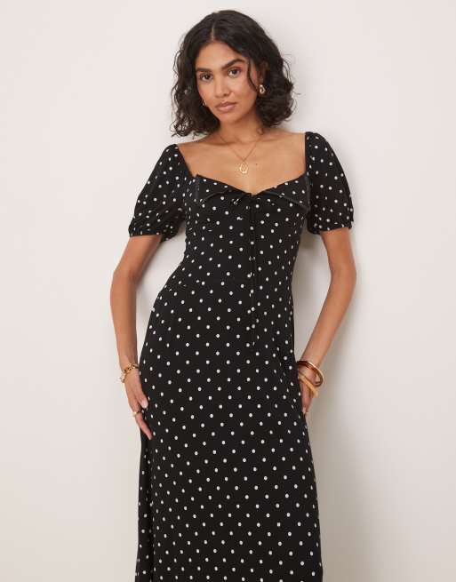 ASOS DESIGN - Monokrom tea-midikjole med pufærmer, krave med bølgekant og prikker, 3 af 4