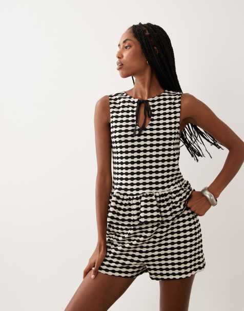 ASOS DESIGN - Monokromt sæt med ærmeløs peplum-top med gingham-tern i hæklet jersey - view 1