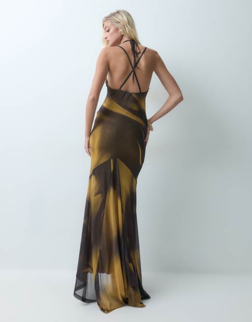 ASOS DESIGN mönstrad mesh halter-maxiklänning med utskurna detaljer i olivfärgat abstrakt tryck, 3 av 5