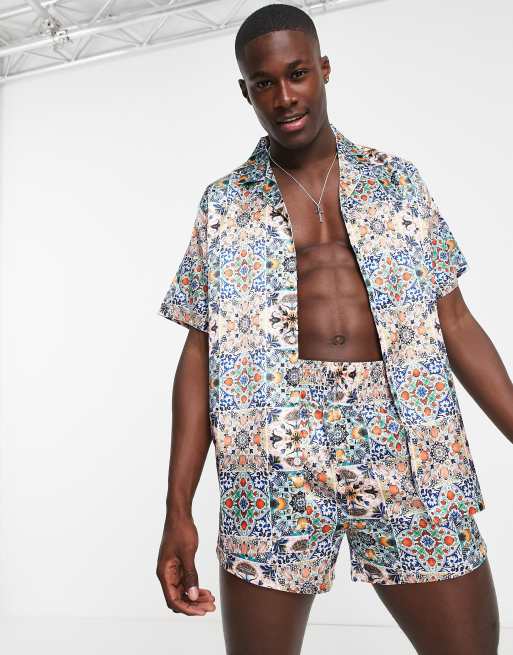 ASOS DESIGN – Mönstrad, mysig pyjamas i satin med t-shirt och shorts, set