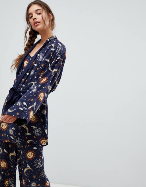 ASOS DESIGN – Astrology – Set med linne med smala axelband, byxor och morgonrock i 100 % modal, 3 av 3
