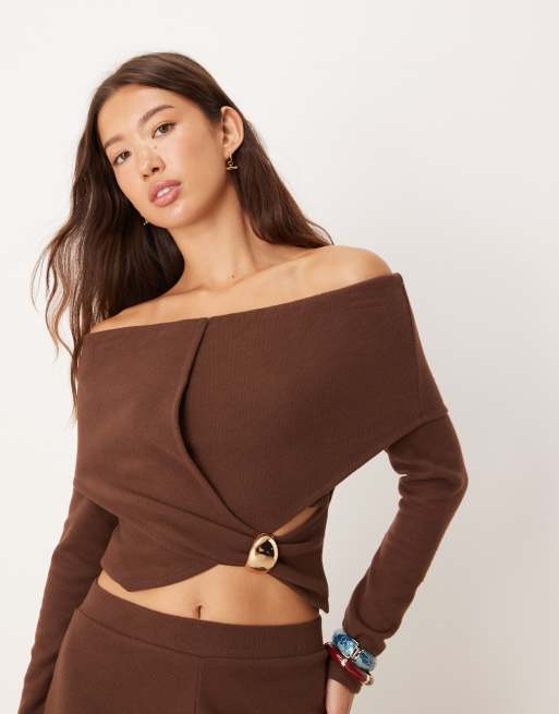 ASOS DESIGN – Mörk, chokladbrun, mjuk tröja med bara axlar och metalldetalj, del av set