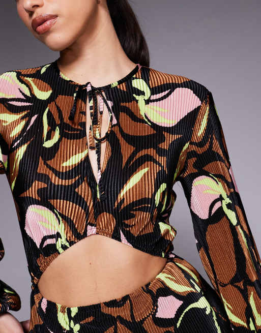 ASOS DESIGN – Mörk, plisserad midiklänning med utskurna detaljer, rosett och blommigt mönster, 3 av 4