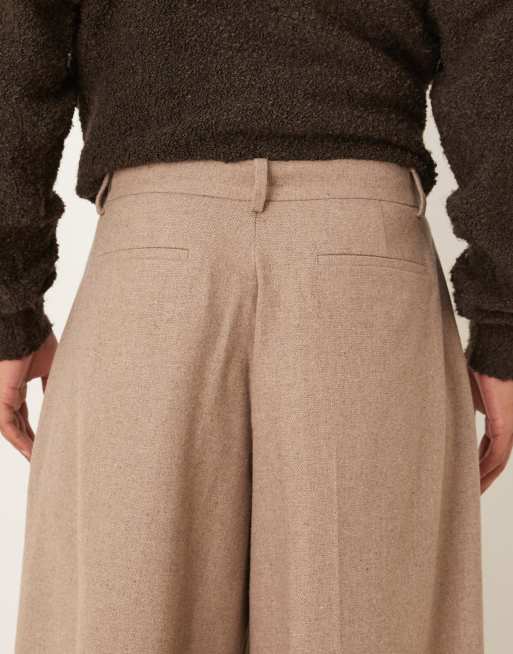 ASOS DESIGN – Mörkbeige, plisserade, figursydda byxor i yllemix med vida barrelben, 4 av 5