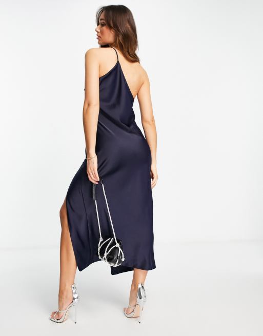 ASOS DESIGN – Mörkblå, enaxlad midaxiklänning i satin med drapering baktill, 2 av 4