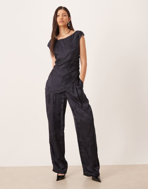 ASOS DESIGN – Marinblått, jacquardvävt set med figursydd, ryschad topp och byxor i satin, 2 av 3