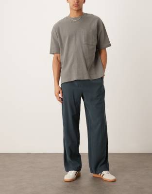 ASOS DESIGN – Mörkblå finbyxor med vida ben, sidoränder och elastisk midja - view 1