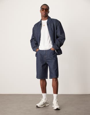 ASOS DESIGN – Mörkblå, kritstrecksrandiga, långa jeansjorts, del av set - view 1