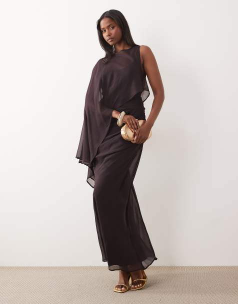 ASOS DESIGN – Mörkbrun, asymmetrisk, enärmad maxiklänning med drapering och pingvinärmar - view 1
