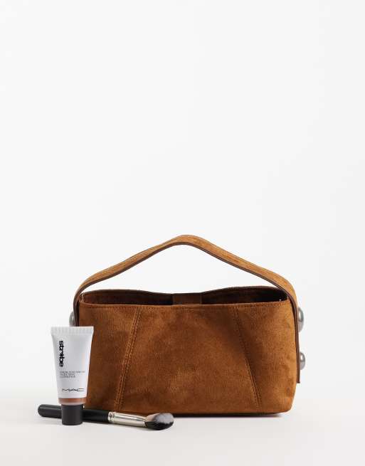 ASOS DESIGN – Mörkbrun handväska i mockaimitation med nitar och avtagbar axelrem, 2 av 4