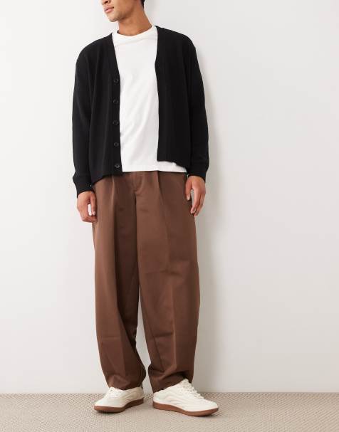 ASOS DESIGN – Mörkbruna finbyxor med vida barrelben och veck - view 1