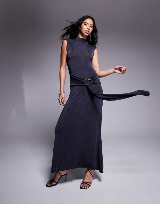 ASOS DESIGN – Mörkgrå, åtsmitande maxiklänning med hög ringning och ormdetalj i metall