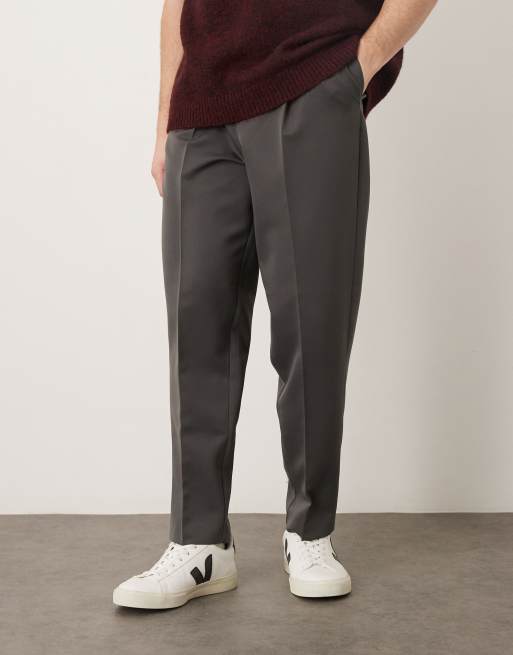 ASOS DESIGN – Mörkgrå, avsmalnande finbyxor i relaxed fit med veck, 2 av 5