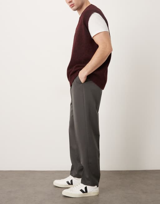 ASOS DESIGN – Mörkgrå, avsmalnande finbyxor i relaxed fit med veck, 3 av 5