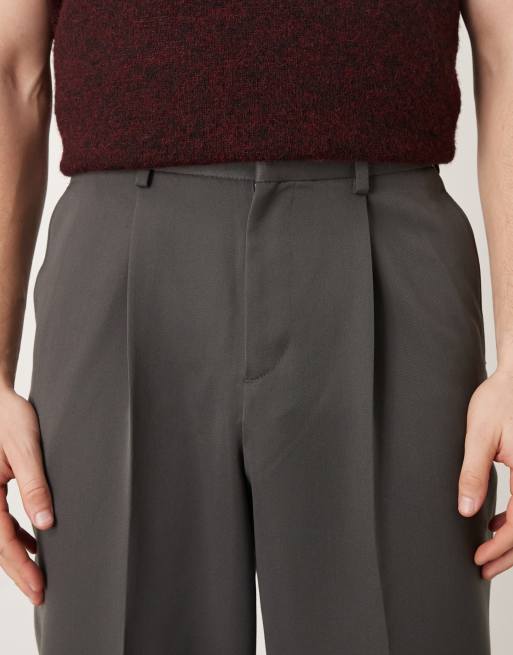 ASOS DESIGN – Mörkgrå, avsmalnande finbyxor i relaxed fit med veck, 4 av 5