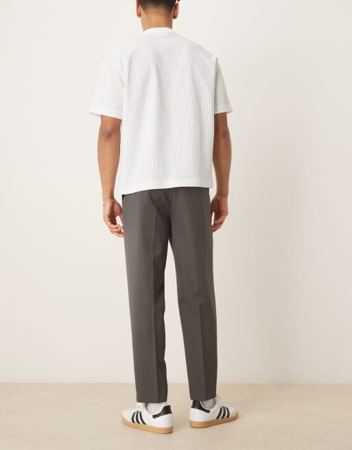 ASOS DESIGN – Mörkgrå, avsmalnande finbyxor med avslappnad passform och veck framtill, 2 av 5