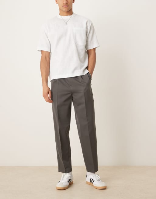 ASOS DESIGN – Mörkgrå, avsmalnande finbyxor med avslappnad passform och veck framtill, 4 av 5