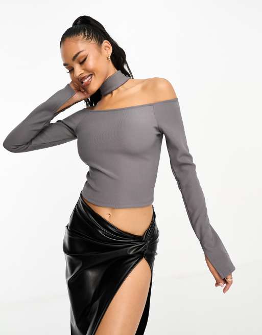 ASOS DESIGN – Mörkgrå crop top med långa ärmar, off shoulder-design och choker-detalj 