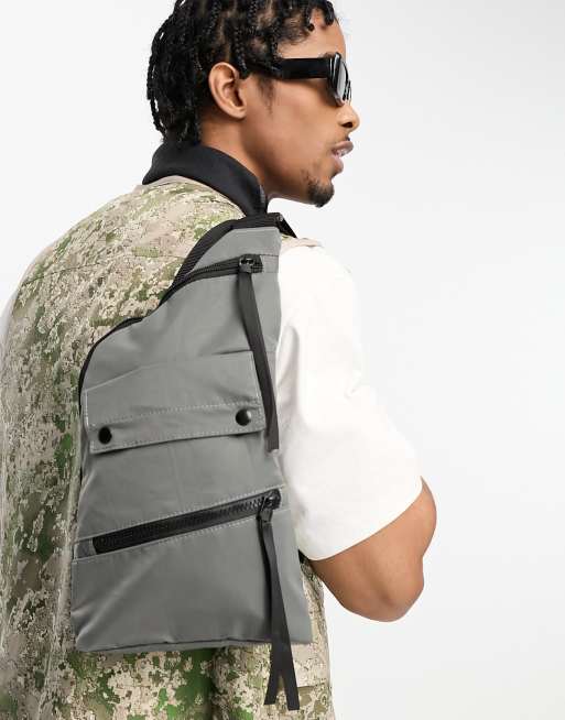 ASOS DESIGN – Mörkgrå crossbodyväska i funktionsstil