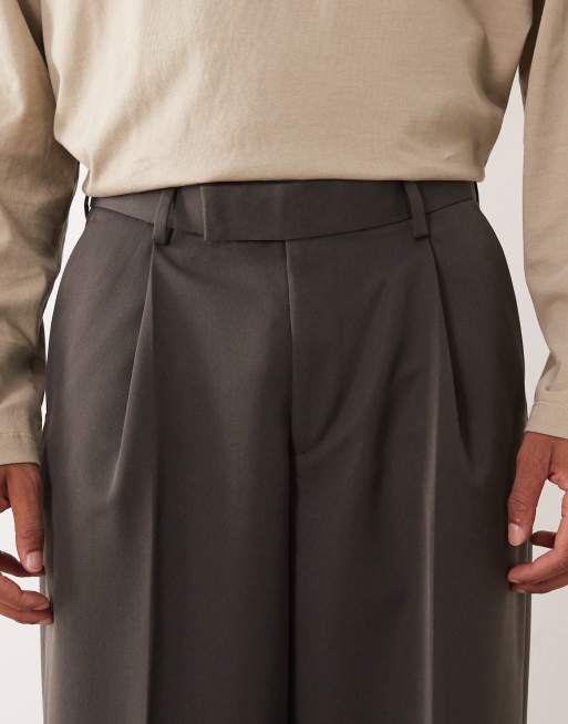 ASOS DESIGN – Mörkgrå, figursydda byxor med lediga ben och omvända veck framtill, 4 av 5