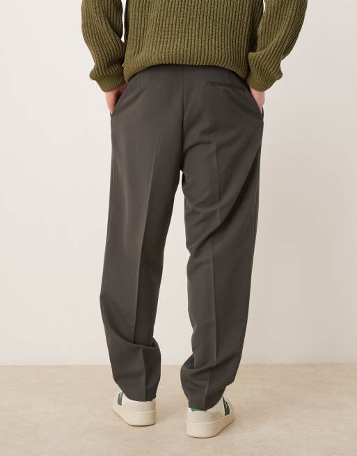 ASOS DESIGN – Mörkgrå finbyxor i oversize med avsmalnande passform och veck framtill, 3 av 5