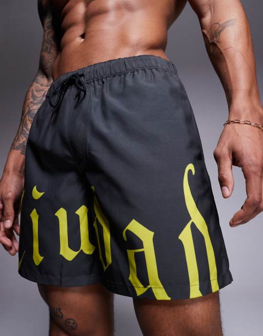 ASOS DESIGN – Mörkgrå, halvlånga badshorts med placerat tryck, 3 av 4