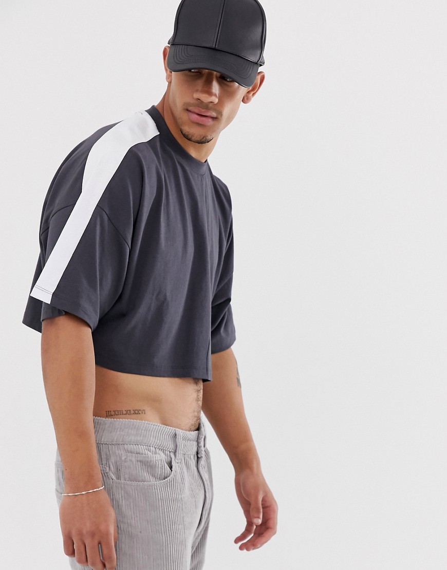 ASOS DESIGN – Mörkgrå kort t-shirt i oversize-modell med kontrasterande axelpaneler-Svart
