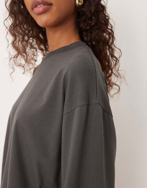 ASOS DESIGN – Mörkgrå, kort t-shirt med långa ärmar och boxig passform, 3 av 4